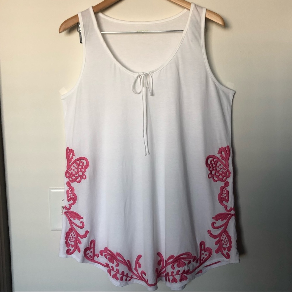 Pretty GARNET HILL long tunic top.  Unworn.